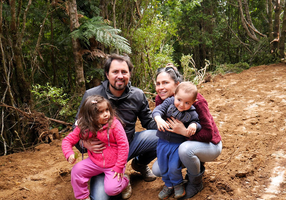 Imagen de la familia que conforma Welemu: Tania, Jorge, Josefa y Salvador