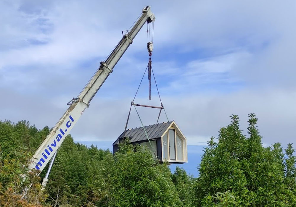 Grúa bajando una de nuestras Tiny House dentro del bosque