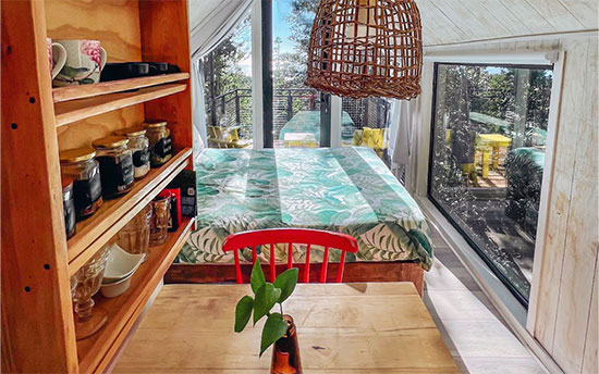 imagen que muestra el cálido y cómodo interior de un refugio