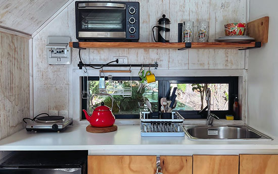 imagen que muestra el equipamiento que tiene la cocina de los refugios